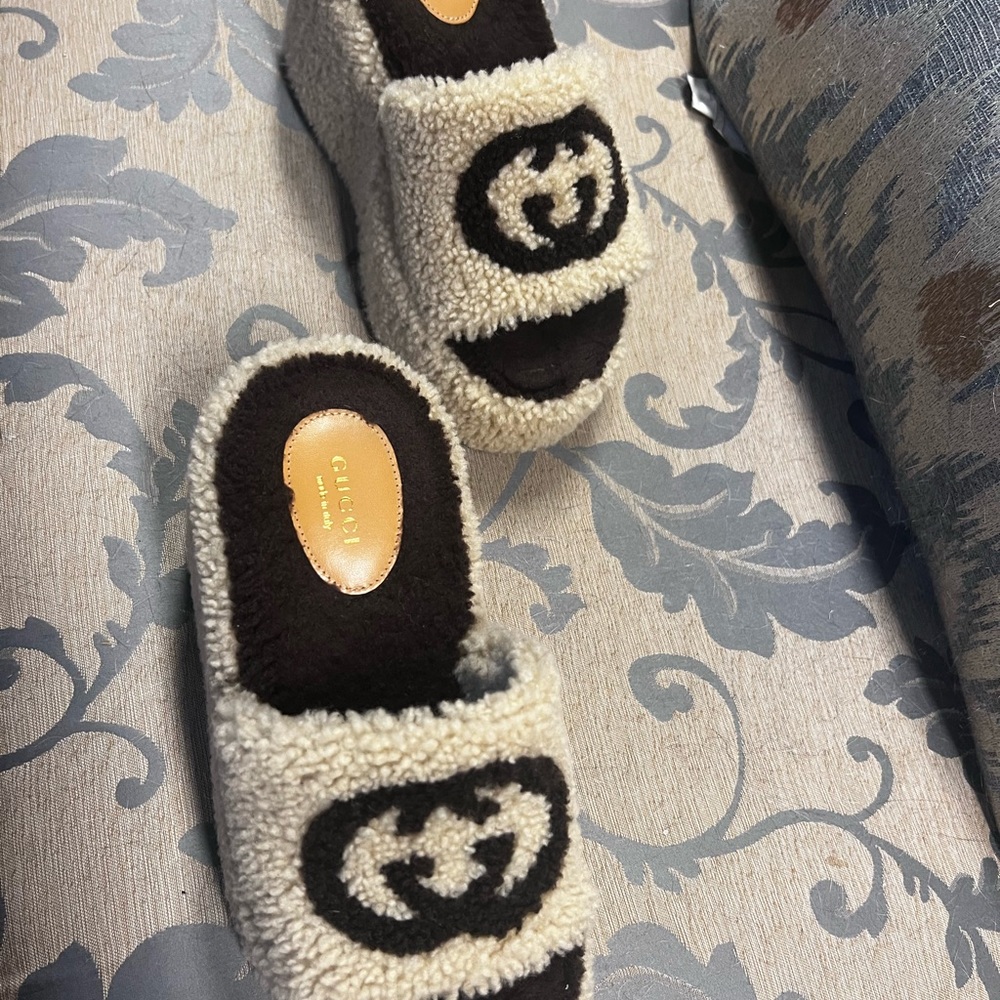 Iconic Gucci Sherpa Slides - Picture 5 of 5